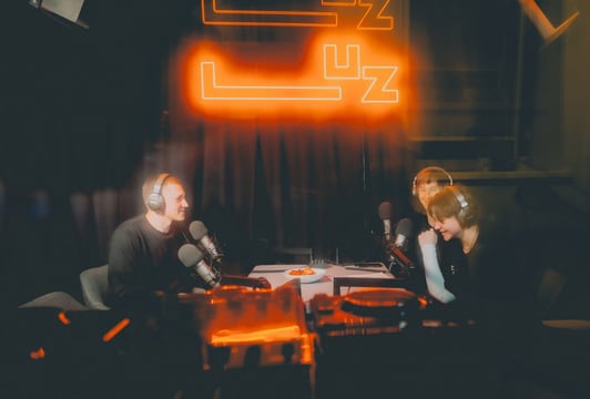 Goście w studiu produkcyjnym Radia LUZ