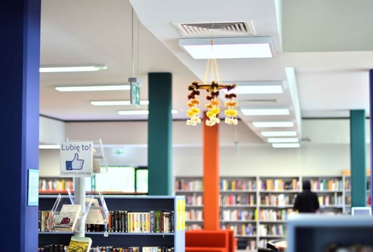 Kolory (z) Natury – wystawa tkanin artystycznych i pająków Marty Szloser barwionych roślinami