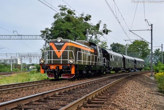 SP42 - 001 z trzema wagonami serii Bi jedzie w kierunku Mikołajowa