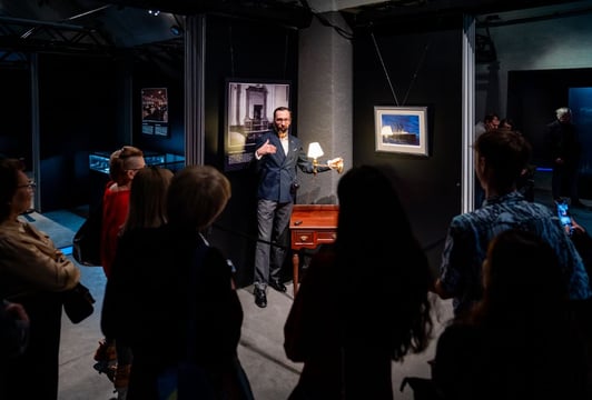 Podczas oprowadzania kurator prezentuje wyposażenie historycznych statków i dzieli się licznymi ciekawostkami na temat wnętrz oraz detali używanych na pokładach słynnych liniowców.