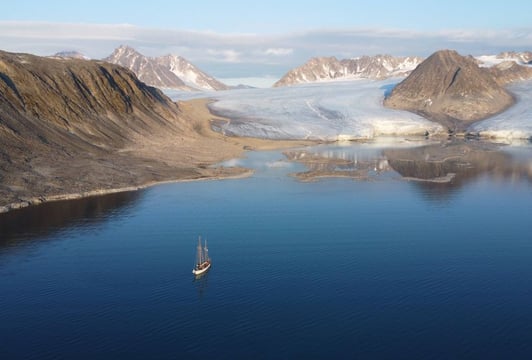 Żaglowiec szkoleniowy Generał Zaruski w Zatoce Scheibukta, Bjørnfjorden. W tle lodowiec Scheibreen.