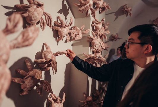 Yang Yifan z pluszowymi Hundunami podczas otwarcia wystawy „Vitiligo potatoes 白癜风土豆”OP ENHEIM, 2026, fot. Wojciech Chrubasik.jpg