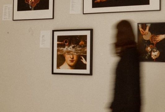 Fragmenty czucia - wernisaż poetyckich kolaży autorstwa Małgorzaty Gawlik w Gnieździe