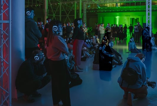Spektakl Teatru Czterech „Strategie przetrwania. Silent disco”