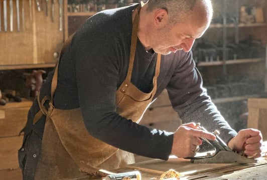 Mistrz stolarski Tom Bensari