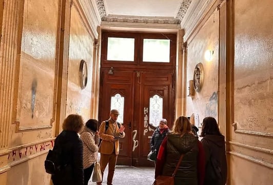 w jednej z bram na Nadodrzu na Szlaku Sąsiadów Edyty Stein