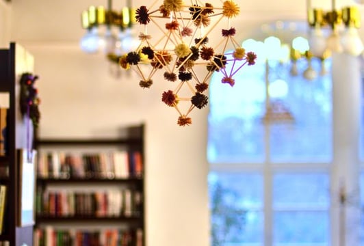 Pająk krystaliczny ze słomy i wełny barwionej roślinam na wystawie w bibliotece przy ul. Jesiennej 22