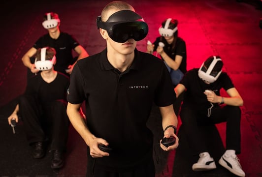 Jędrzej Kochaniak, uczeń klasy 3bT Technikum INFOTECH z pozostałymi uczniami.