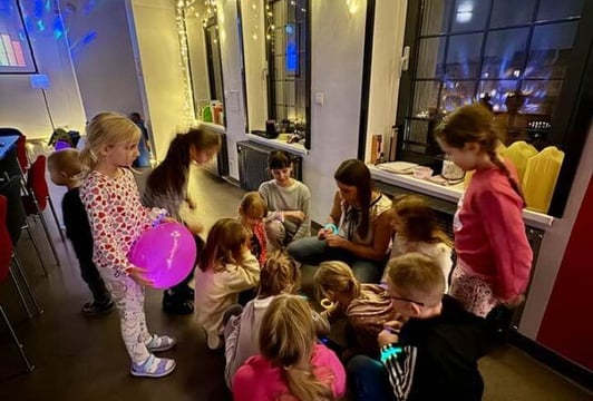 Kreatywne Wakacje w Krzywym Kominie IV turnus – FluoLab – Akademia Wyobraźni / 03.08.-07.08.2026