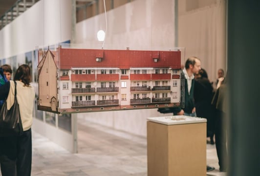 Oprowadzanie kuratorskie po wystawie "UKRYTE SZCZĄTKI"