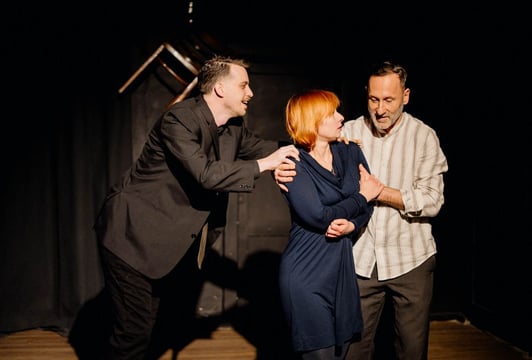 Czarna wygrywa, czerwona przegrywa