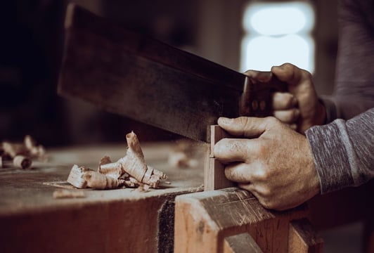 Ręczna praca z drewnem w trakcie warsztatów stolarskich w Bensari Workshop.