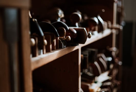 Narzędzia ręczne w pracowni stolarskiej Bensari Workshop.