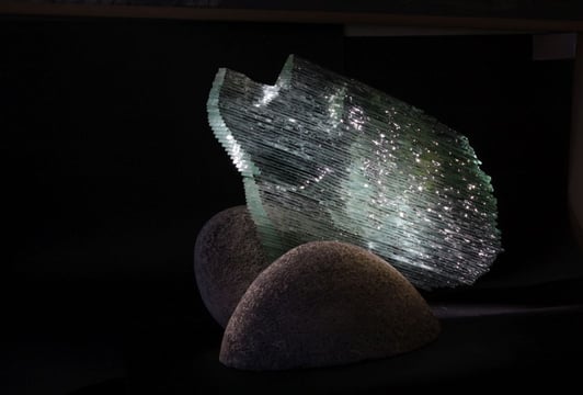 Barbara Zworska-Raziuk, Krzycząca, szkło float cięte szlifowane,ceramika szamot barwiony, H38 × L55 × B35, 1988