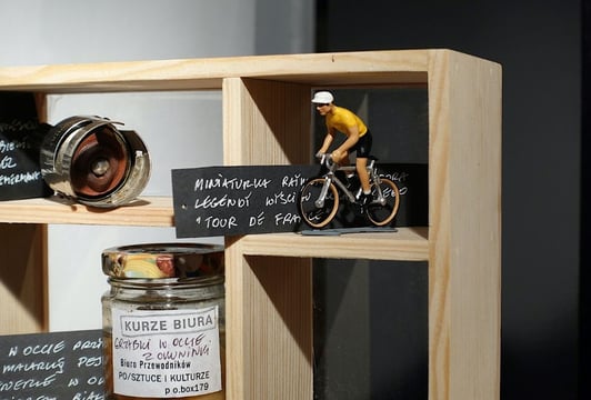 Andrzej Paruzel_Kurze Biura_obiekt_fragment