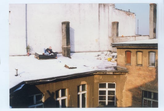 Witek Zadziorko na dachu skłotu przy ul. Oławskiej, 1990/1991