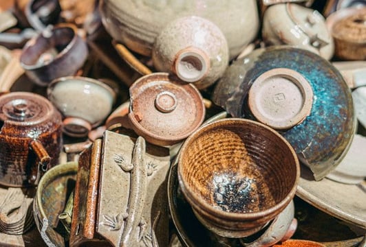 Huba (Piotr Kołakowski i Jakub Ciemachowski), Usypisko, instalacja, 2025, widok wystawy „Ukryte parametry”, OP ENHEIM