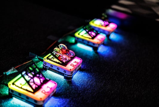 Mikrodron FPV na platformie startowej