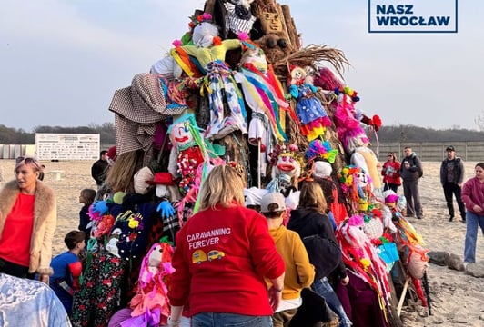 Parada z Marzannami i ułożenie ich na stosie