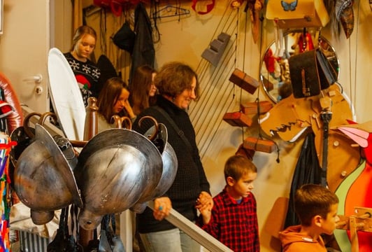 BOCZNE DRZWI DO TEATRU Spotkania zapoznające z kulisami pracy w teatrze dla dzieci w wieku 7+