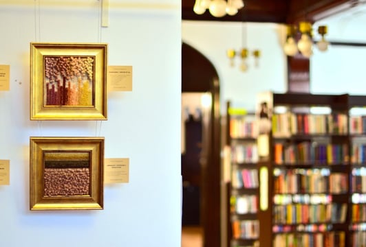 Wystawa tkanin i pająków Marty Szloser w bibliotece przy ul. Jesiennej 22
