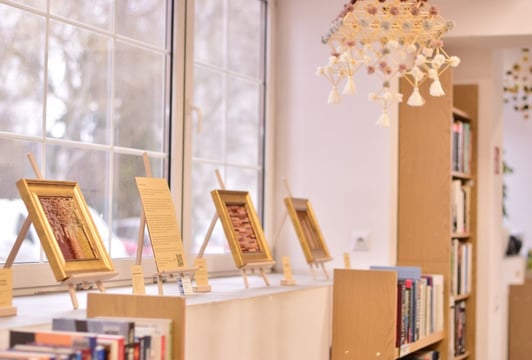 Wystawa tkanin i pająków Marty Szloser w bibliotece przy ul. Tarnogórskiej 1