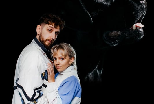 Sesja zdjęciowa ze zwierzakiem w stylu retro