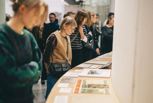 Oprowadzanie kuratorskie po wystawie "UKRYTE SZCZĄTKI"