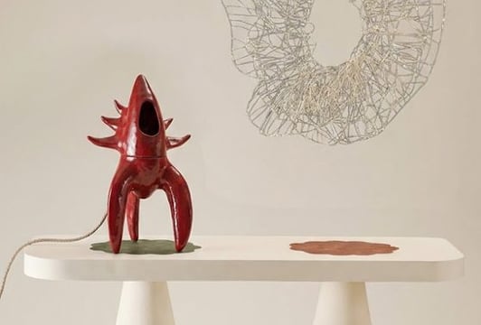 Konsola, lampka ceramiczna i kryza