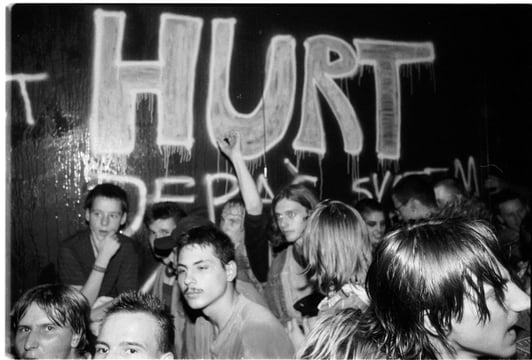Scena z miasta. Wrocław niezależny lat 90. Koncert Hurtu w klubie Amsterdam przy ul. Borowskiej, 1994