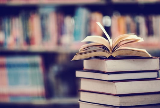 Książka w bibliotece z otwartym podręcznikiem