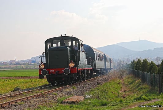 Nową linią w starym stylu - pociąg retro do Sobótki.