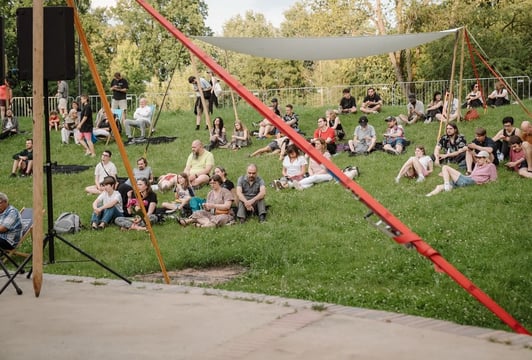 Publiczność podczas spotkania w ramach Sceny Społecznej 23. Przeglądu Sztuki SURVIVAL