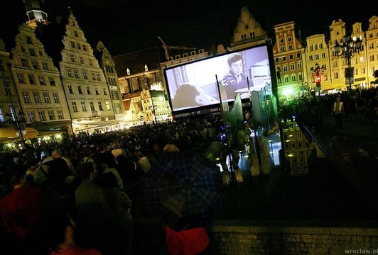Kino plenerowe – pokazy na Rynku. Festiwal Nowe Horyzonty