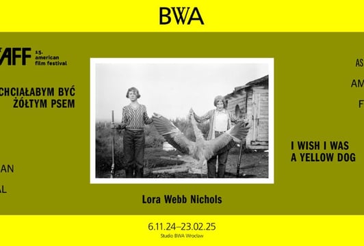 Grafika promocyjna do wystawy Chciałabym być żółtym psem. Grafika w kolorach bieli, czerni i żółtym.