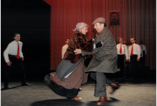 Z dużej sceny na duży ekran: Historia PRL według Mrożka