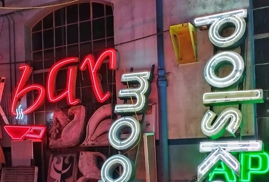 Wieczór otwarty w magazynie neonów