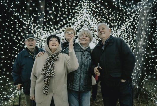 Spacer w milionie świateł z babcią i dziadkiem w Lumina Park Wrocław