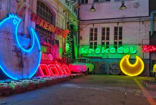 Wieczór otwarty w magazynie neonów