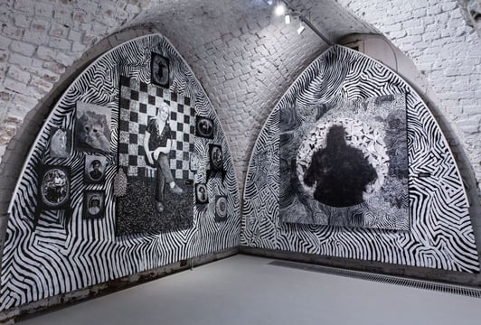 Instalacja Witolda Liszkowskiego na wystawie OKart w Galerii Miejskiej we Wrocławiu, 2021 rok, fot. Olaf Mikołajek
