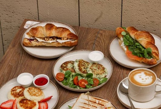 Komar Café