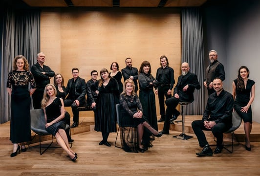 A pod borem siwe kunie. Chóralne podróże na wiejskie podwórze.