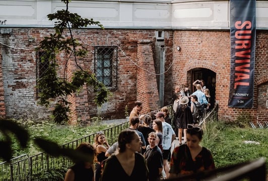 Kolejka do wejścia na wystawę 23. Przeglądu Sztuki SURVIVAL