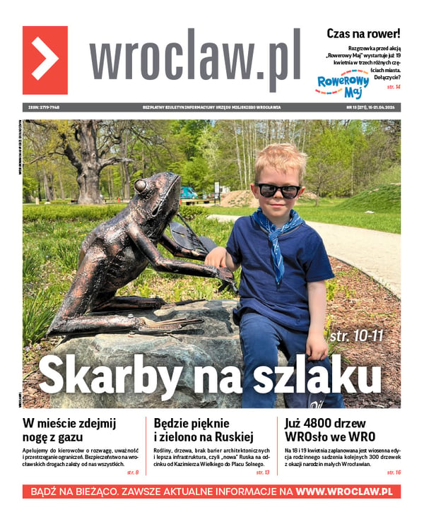 Zdjecie okładki biuletynu - Chłopiec przy rzeźbie Kumaka przy stawie w Parku w Szczodrem