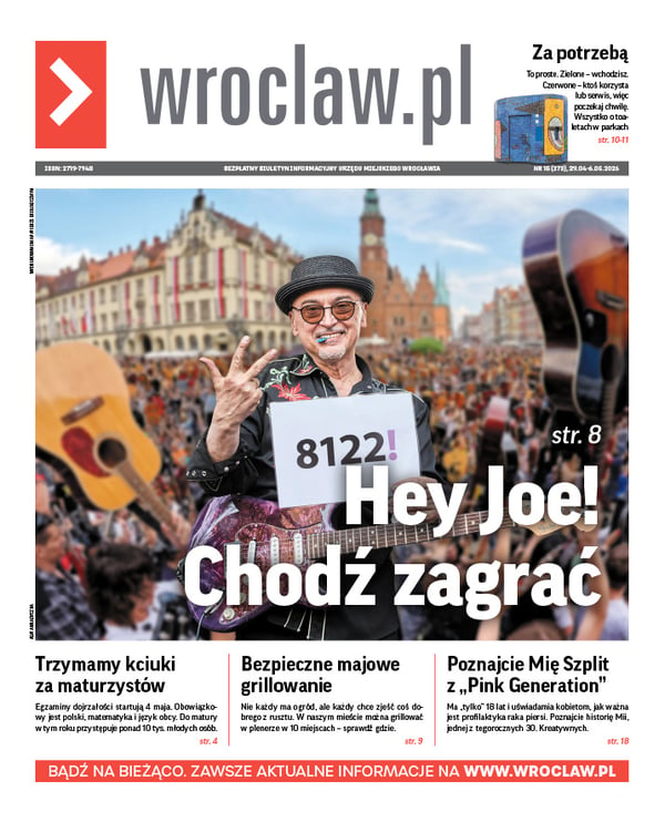 Zdjecie okładki biuletynu - Gitarzysta Leszek Cichoński w ciemnym kapeluszu i przyciemnionych okularach trzyma kartkę , na której jest napis 8122, a w tle tłum ludzi i Sukiennice we Wrocławiu; po jego lewej stronie wzniesiona do góry gitara akustyczna