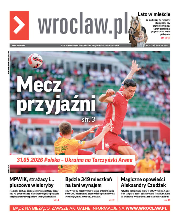 Zdjecie okładki biuletynu - Robert Lewandowski w czerwonym stroju sportowym wyskakujący do piłki. Po lewej stronie piłkarz drużyny Walii.