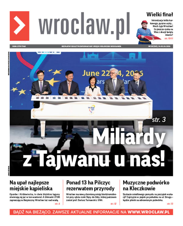 Zdjecie okładki biuletynu - Na scenie za pulpitem w kształcie białego fortepianu stoi 5 uśmiechniętych ludzi z rękami na rzekomych klawiszach: troje Azjatów i dwóch Europejczyków; pod spodem napis: "Miliardy z Tajwanu u nas!"