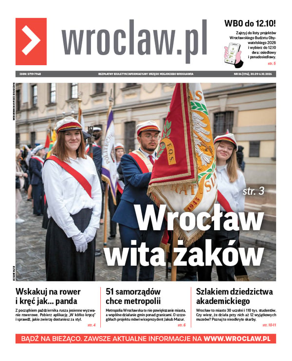 Zdjecie okładki biuletynu - Troje młodych ludzi w strojach akademickich w poczcie sztandarowym ze sztandarem Politechniki Wrocławskiej