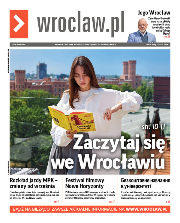 Zdjecie okładki biuletynu - Dziewczyna z długimi włosami czyta książkę na tarasie hotelu Monopol, w tle wieże budynku sądu przy Podwalu