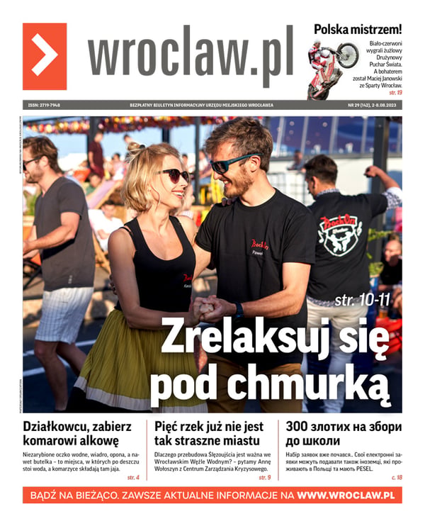 Zdjecie okładki biuletynu - Kobieta i mężczyzna w czarnych koszulkach i ciemnych okularach trzymają się za ręce patrząc na siebie, pozując w tańcu. 
